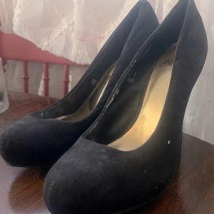Black heels size 7 1/2 in good shape just never wear